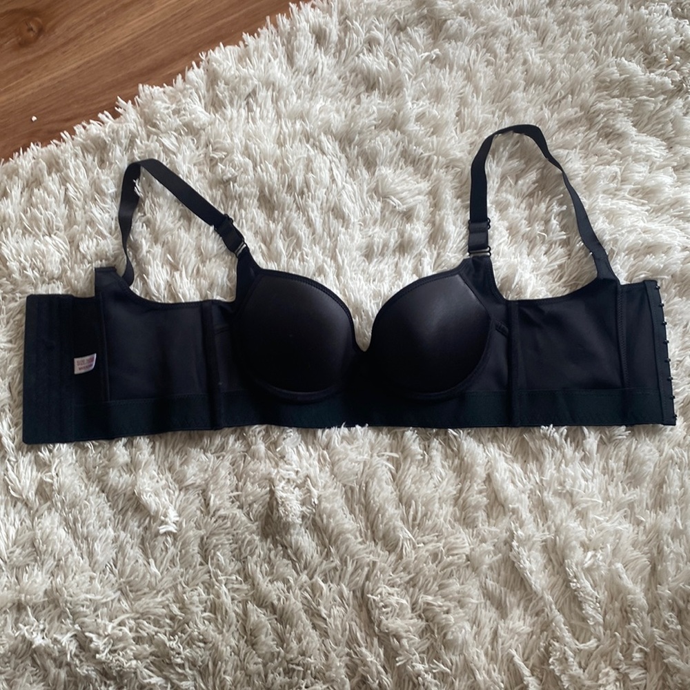 NWT Shapedly she curve push up back smoothing bra . Never worn